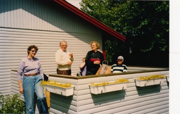 Over Stranden 1 - Hanne foran det nyrenoverede hus med flotte blomsterkasser.jpg